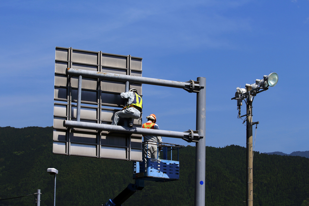 【行政書士監修】看板設置には許可が必要？屋外広告物法・道路占用許可・注意点を徹底解説
