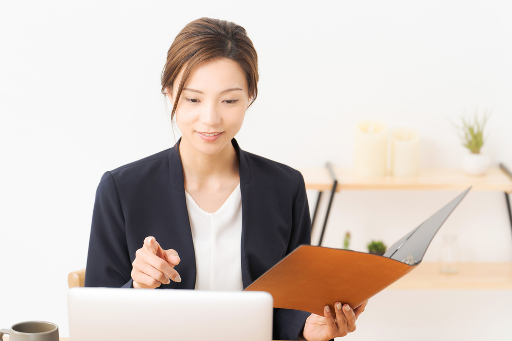 【行政書士監修】行政書士の費用相場は？料金の内訳・決まり方をわかりやすく解説