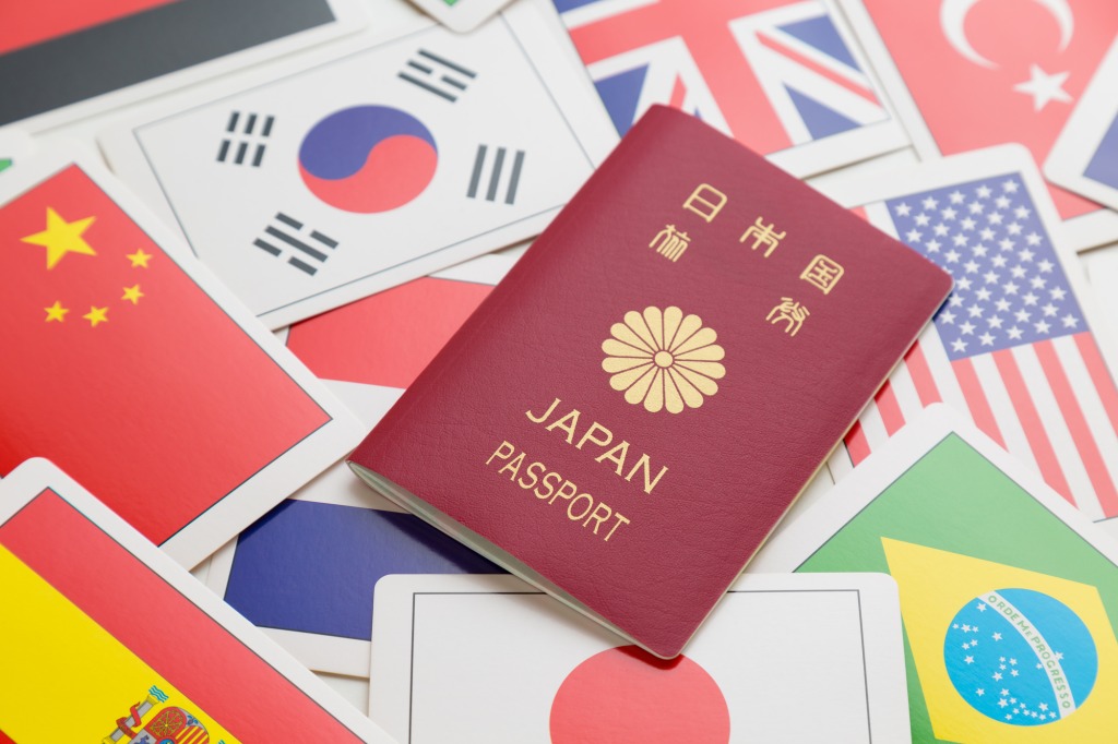 「帰化」とは？日本国籍取得の要件、必要書類から手続きにかかる費用まで徹底解説